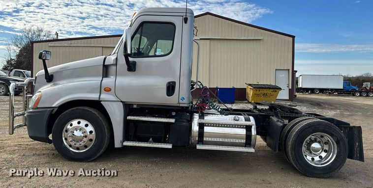 image for item NM9272 2014 Freightliner Cascadia semi truck