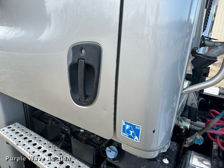 image for item NM9272 2014 Freightliner Cascadia semi truck