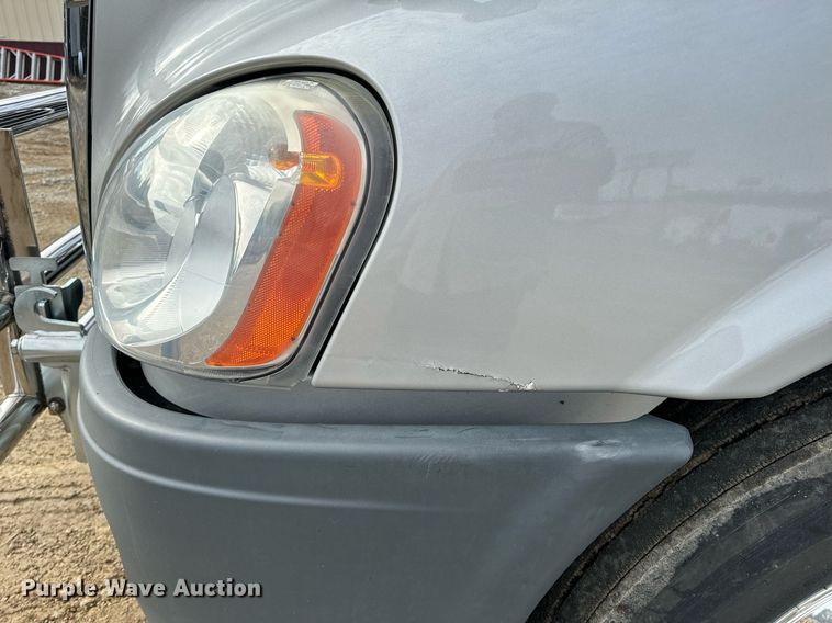 image for item NM9272 2014 Freightliner Cascadia semi truck