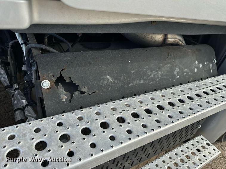 image for item NM9272 2014 Freightliner Cascadia semi truck