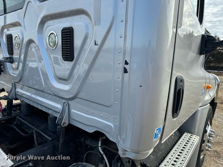 image for item NM9272 2014 Freightliner Cascadia semi truck