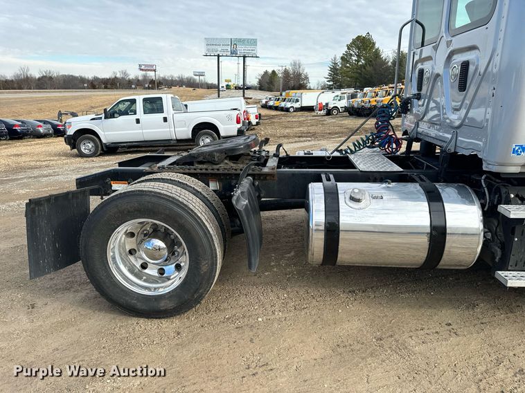 image for item NM9272 2014 Freightliner Cascadia semi truck