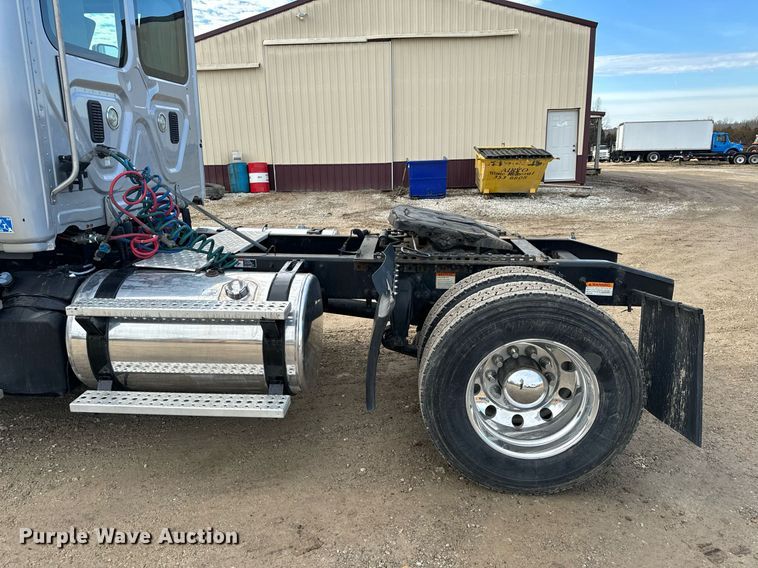 image for item NM9272 2014 Freightliner Cascadia semi truck