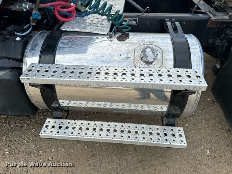 image for item NM9272 2014 Freightliner Cascadia semi truck