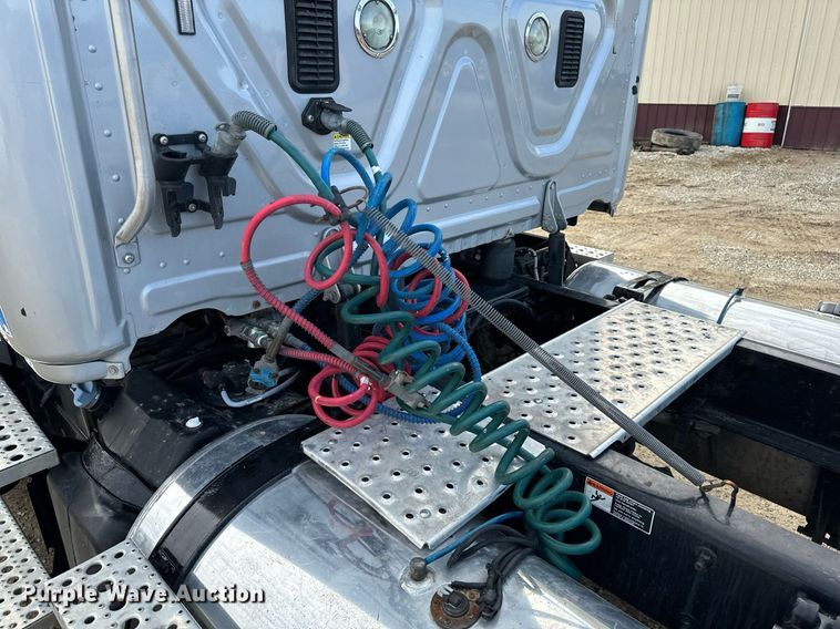 image for item NM9272 2014 Freightliner Cascadia semi truck