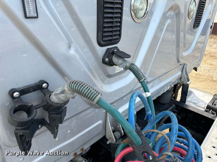 image for item NM9272 2014 Freightliner Cascadia semi truck