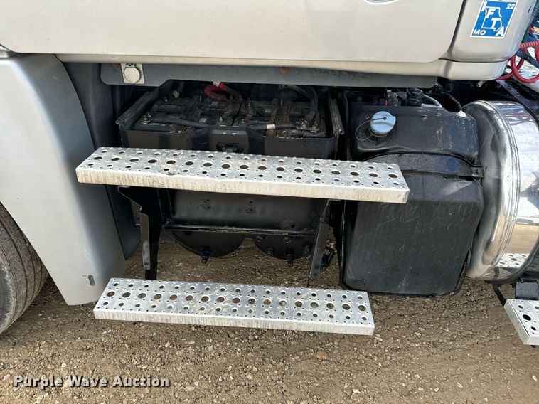 image for item NM9272 2014 Freightliner Cascadia semi truck