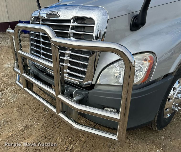 image for item NM9272 2014 Freightliner Cascadia semi truck