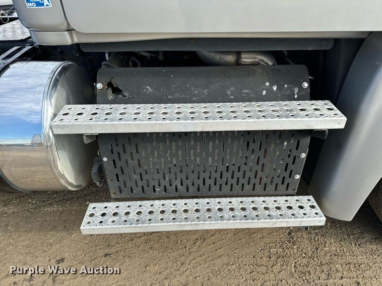 image for item NM9272 2014 Freightliner Cascadia semi truck