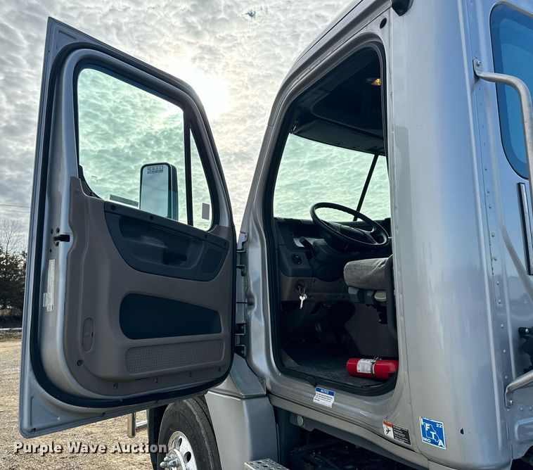 image for item NM9272 2014 Freightliner Cascadia semi truck