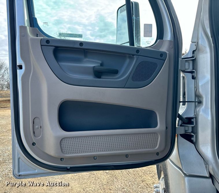 image for item NM9272 2014 Freightliner Cascadia semi truck