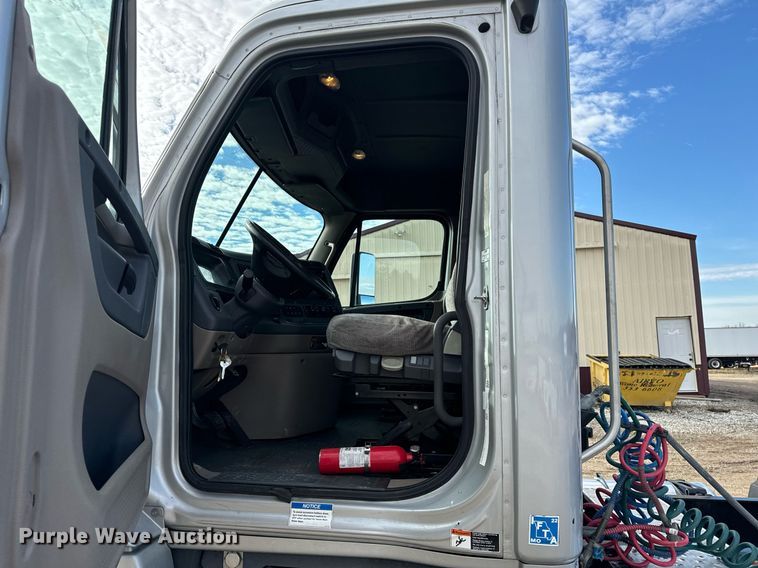 image for item NM9272 2014 Freightliner Cascadia semi truck