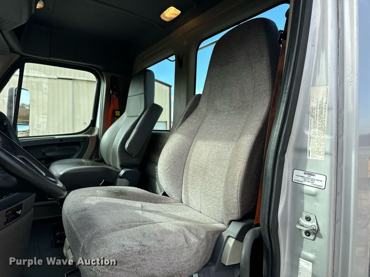 image for item NM9272 2014 Freightliner Cascadia semi truck