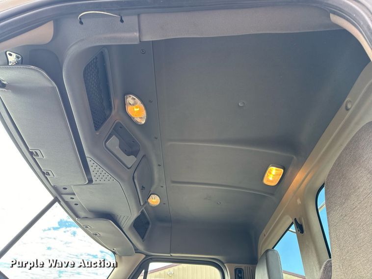 image for item NM9272 2014 Freightliner Cascadia semi truck