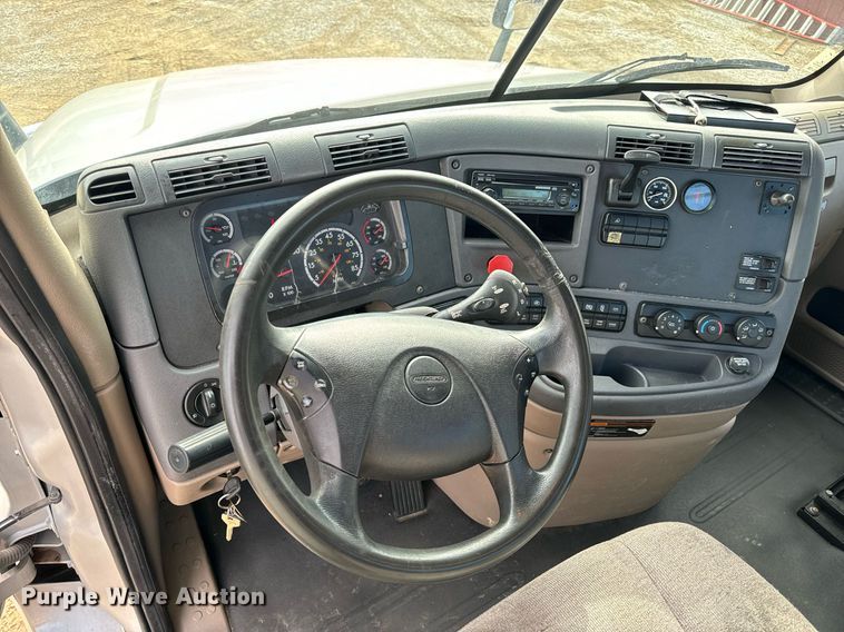 image for item NM9272 2014 Freightliner Cascadia semi truck