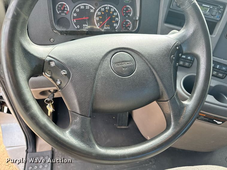 image for item NM9272 2014 Freightliner Cascadia semi truck