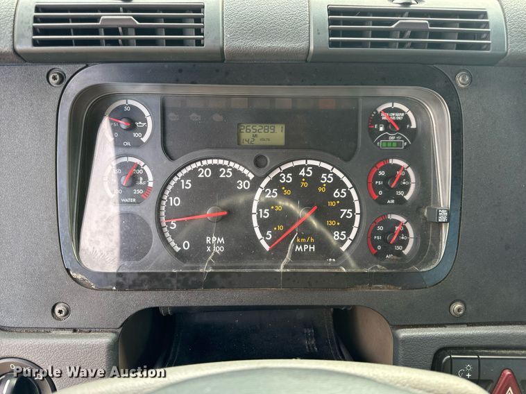 image for item NM9272 2014 Freightliner Cascadia semi truck