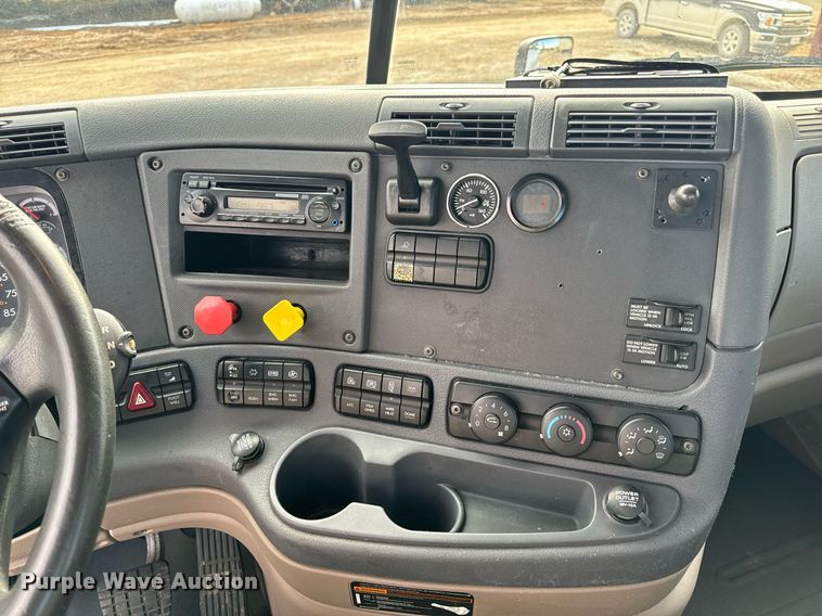 image for item NM9272 2014 Freightliner Cascadia semi truck