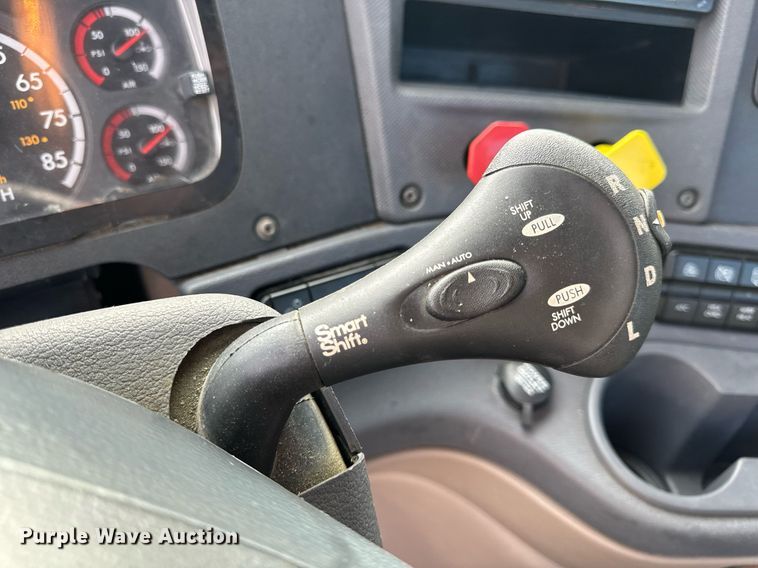 image for item NM9272 2014 Freightliner Cascadia semi truck