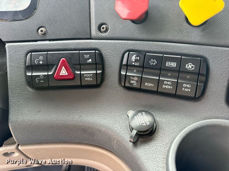 image for item NM9272 2014 Freightliner Cascadia semi truck