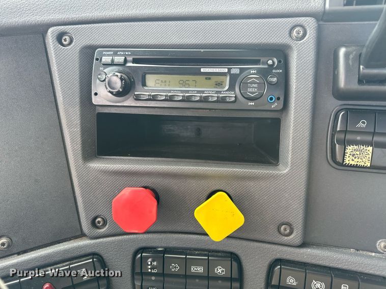 image for item NM9272 2014 Freightliner Cascadia semi truck