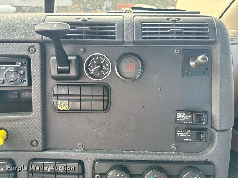 image for item NM9272 2014 Freightliner Cascadia semi truck