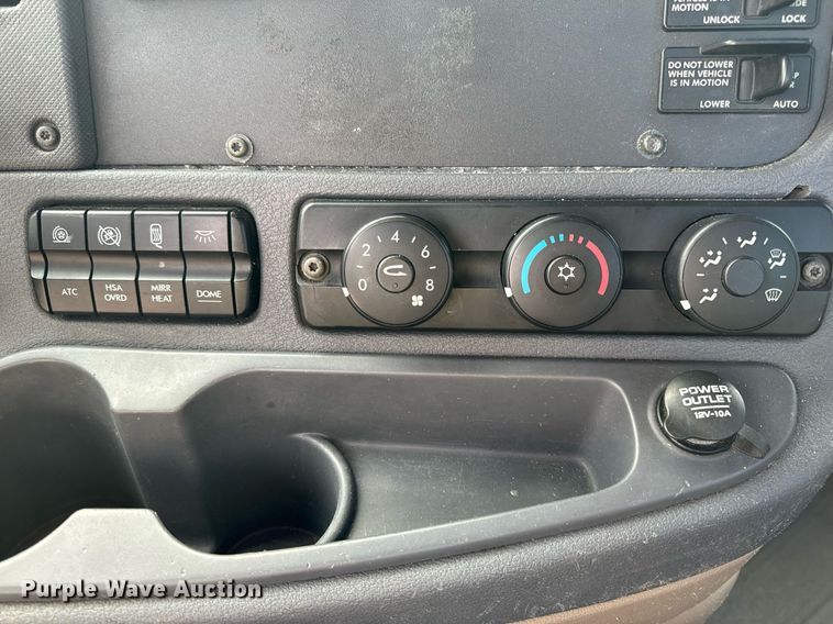 image for item NM9272 2014 Freightliner Cascadia semi truck