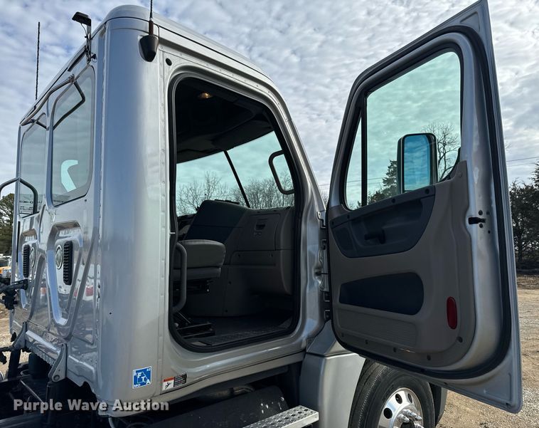 image for item NM9272 2014 Freightliner Cascadia semi truck