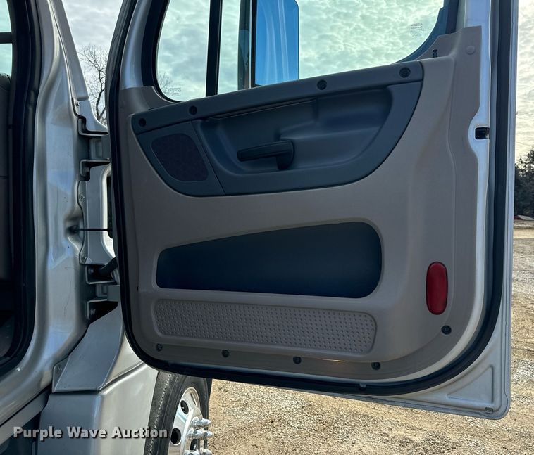 image for item NM9272 2014 Freightliner Cascadia semi truck