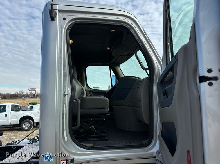 image for item NM9272 2014 Freightliner Cascadia semi truck