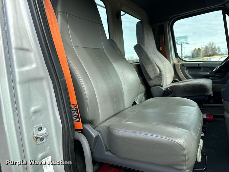 image for item NM9272 2014 Freightliner Cascadia semi truck