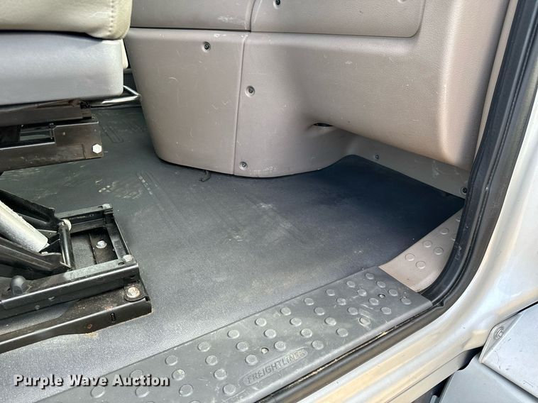 image for item NM9272 2014 Freightliner Cascadia semi truck