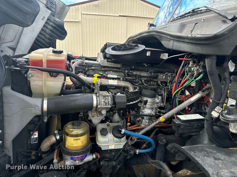 image for item NM9272 2014 Freightliner Cascadia semi truck