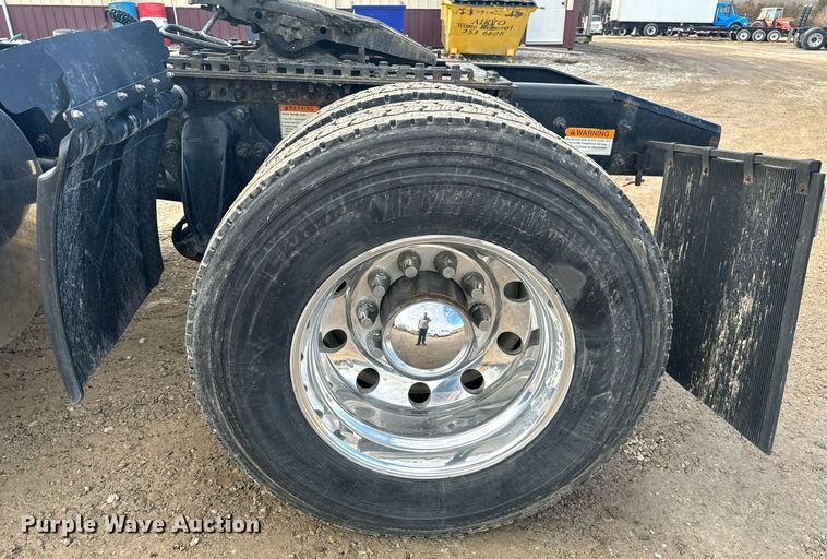 image for item NM9272 2014 Freightliner Cascadia semi truck