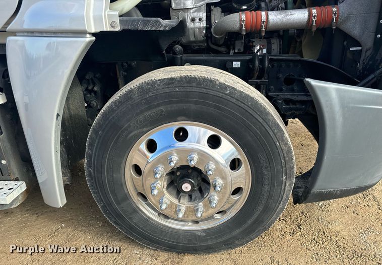 image for item NM9272 2014 Freightliner Cascadia semi truck