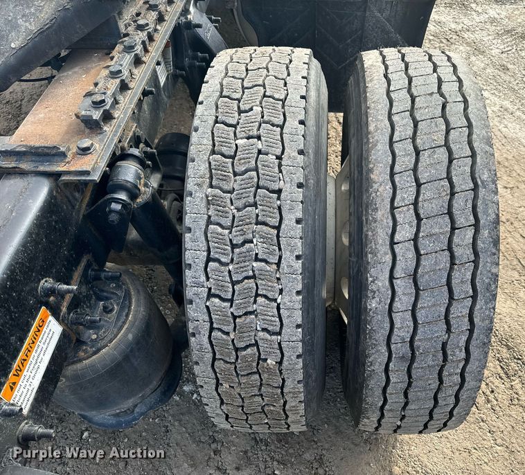 image for item NM9272 2014 Freightliner Cascadia semi truck