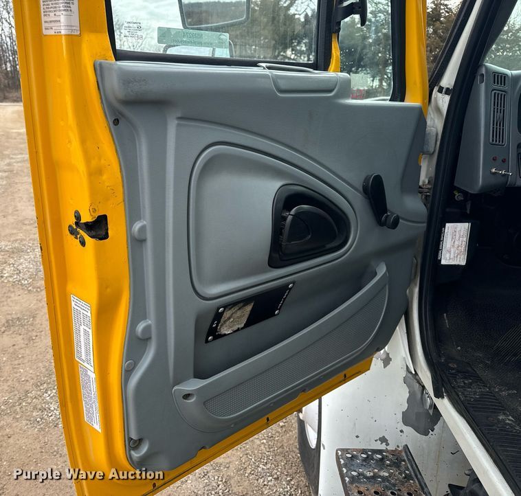 image for item NM9274 2006 International 4300 box truck