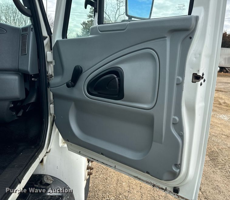 image for item NM9274 2006 International 4300 box truck