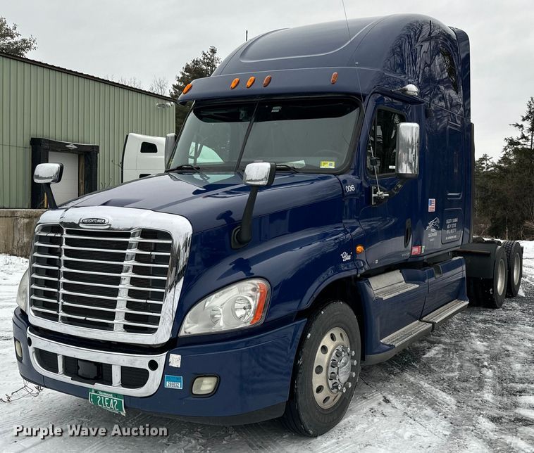image for item NN9474 2012 Freightliner  Cascadia semi truck