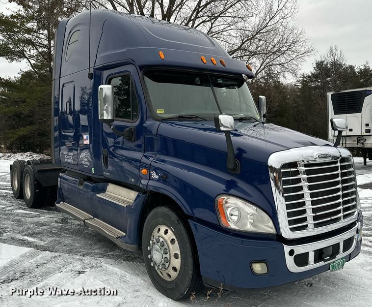 image for item NN9474 2012 Freightliner  Cascadia semi truck