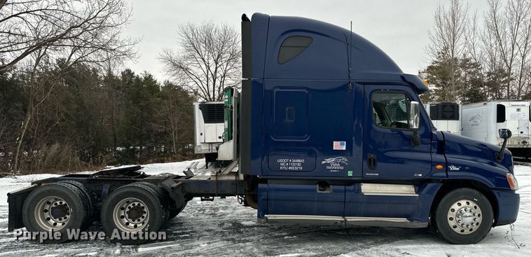 image for item NN9474 2012 Freightliner  Cascadia semi truck