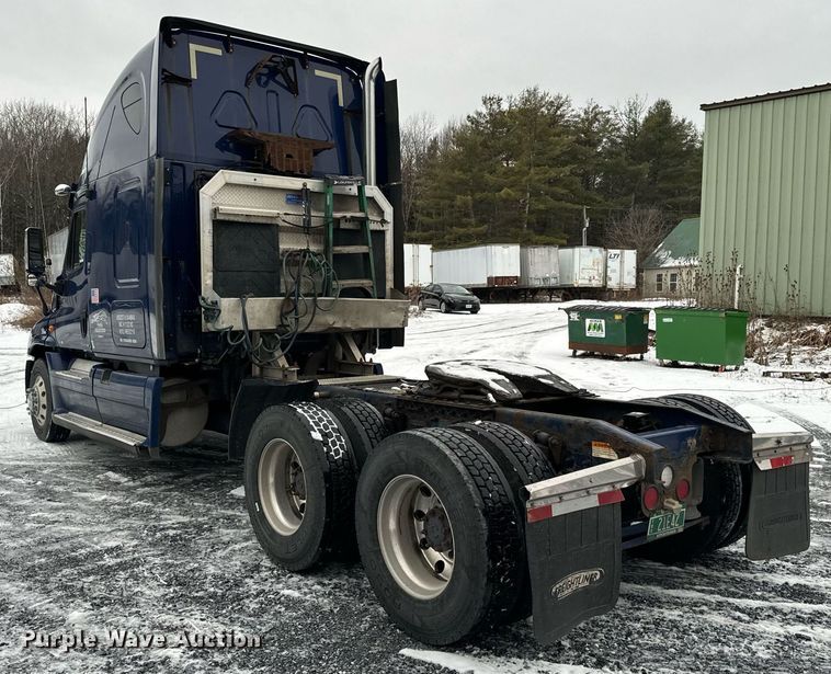 image for item NN9474 2012 Freightliner  Cascadia semi truck