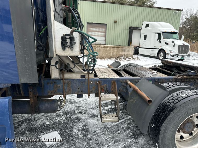 image for item NN9474 2012 Freightliner  Cascadia semi truck