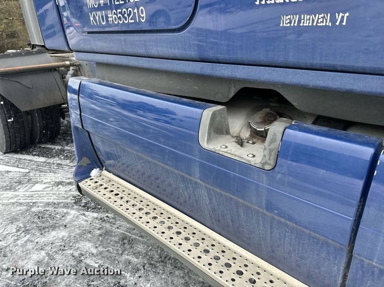 image for item NN9474 2012 Freightliner  Cascadia semi truck