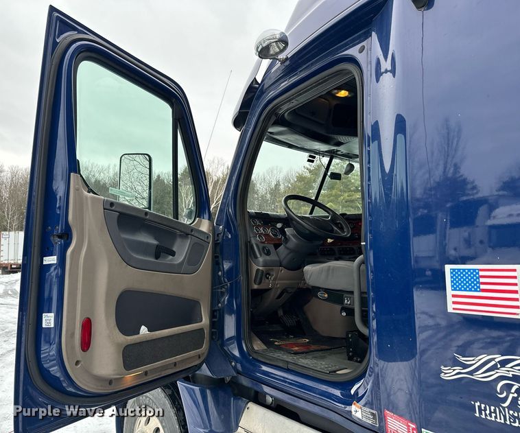 image for item NN9474 2012 Freightliner  Cascadia semi truck