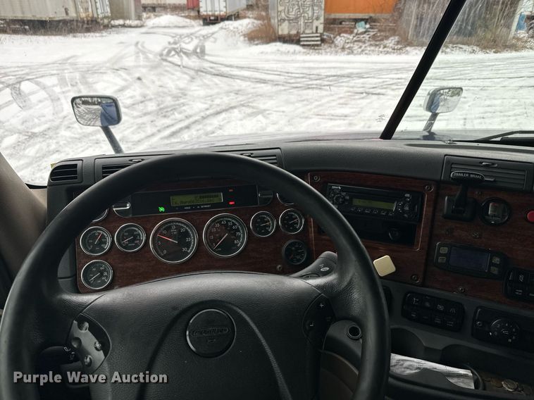 image for item NN9474 2012 Freightliner  Cascadia semi truck