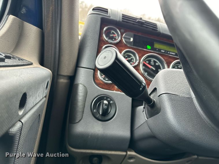 image for item NN9474 2012 Freightliner  Cascadia semi truck