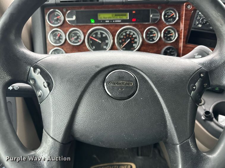 image for item NN9474 2012 Freightliner  Cascadia semi truck