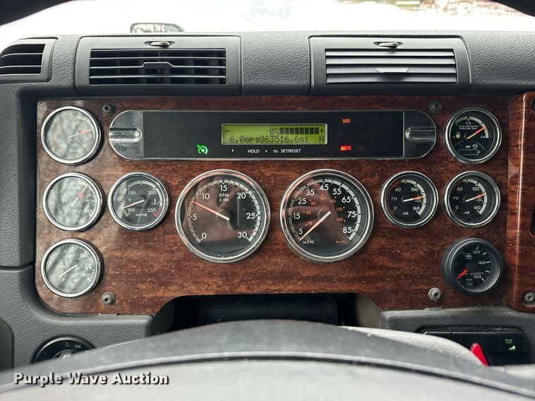 image for item NN9474 2012 Freightliner  Cascadia semi truck