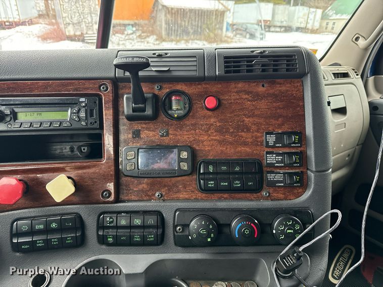 image for item NN9474 2012 Freightliner  Cascadia semi truck